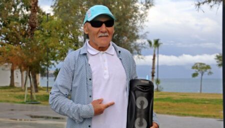 Antalya’da 69 yaşındaki Rus turistin dansı şaşırttı