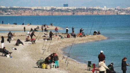 Antalya’da kaçak balık için sahillere akın ettiler