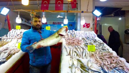 İzmir Foça’da tezgahları levrek balığı süslüyor