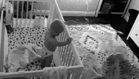 Bebek odasına gizli kamera koydu, hayatının şokunu yaşadı! Meğer her gece…