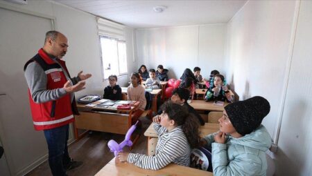 Gaziantep’te gönüllü öğretmenler, depremzede çocuklar için görevde