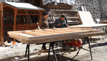 Gümüşhane’de gönüllüler, depremzedeler için ahşap evler üretiyor