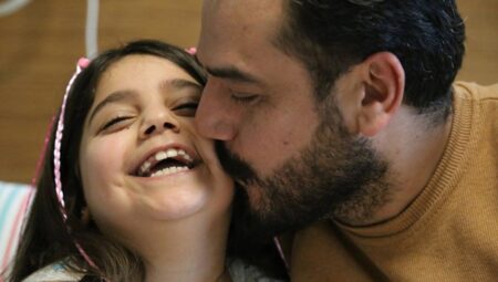 Hatay’da enkazda babasıyla ‘taş kağıt makas’ oynayarak 101 saat bekleyen Tanem taburcu edildi