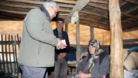 Kahramanmaraş’ta 83 yaşındaki depremzedenin pasaport isteği yerine getirildi