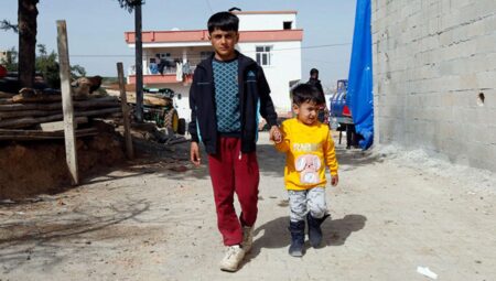 Adıyaman’da enkazdan çıkarılan 11 yaşındaki Emir, 3 yaşındaki kardeşini kurtardı