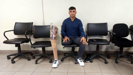 Bolu’da depremzedeye protez bacak hediye edildi
