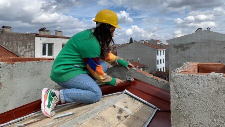 Eskişehir’de çatı tamircisi kadını görenler şaşırıyor