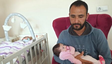 Kahramanmaraş depreminde eşini kaybetti, iki aylık ikizleriyle teselli buluyor