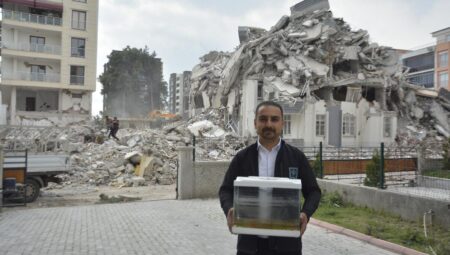 Osmaniye’de hasarlı evindeki balıkları 44 gün sonra canlı buldu