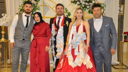 Zeynep ve Ramazan Demirci çifti, nişanlarında toplanan 7 bin lirayı depremzedelere bağışladı