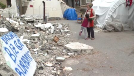 Hataylı depremzede Çetinkaya ailesi: Yıkılsak da biz buradayız