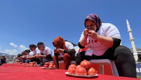 Kumluca’da kadınların domates yeme yarışması
