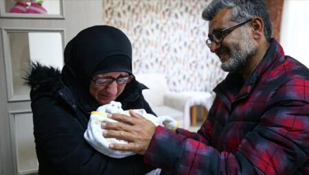 Sima bebek, 53 gün sonra depremzede ailesine kavuştu